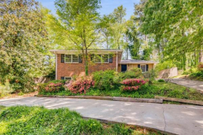 Modern Hideaway Sleeps 14 Backyard & WiFi